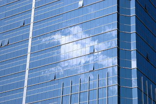 Drapacz chmur z chmurą