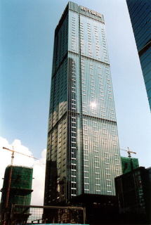 Wieżowiec w słońcu