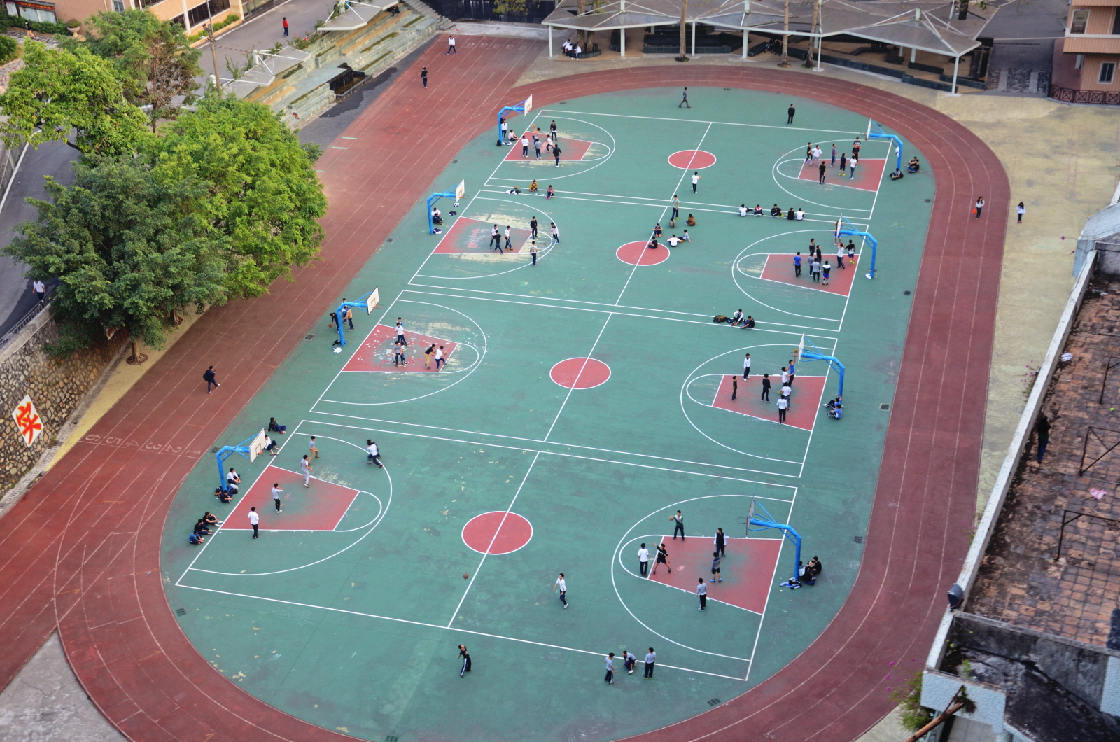 Wielkie boisko szkolne w Chinach.