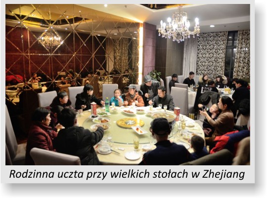 Rodzinna uczta przy wielkich stołach w prowincji Zhejiang