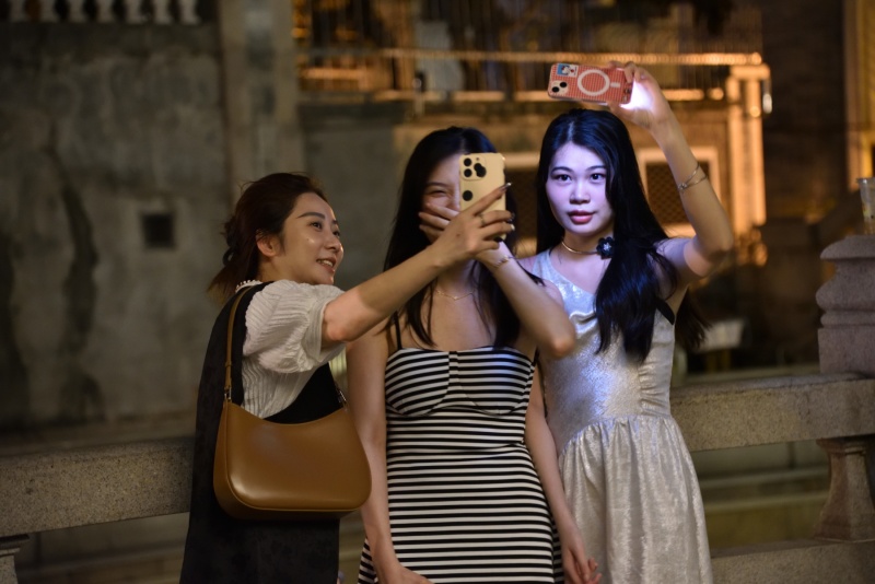 Chińskie dziewczyny - wieczorne selfie - zdjęcia z Chin