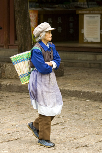 Chińska babcia z koszem - zdjęcia z Chin