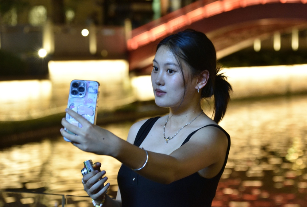 Guangzhou, piękna turystka - zdjęcia z Chin