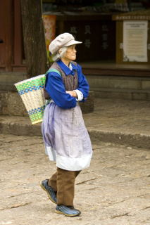 Chińska babcia z koszem