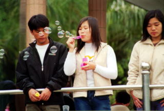 Bańki mydlane w parku