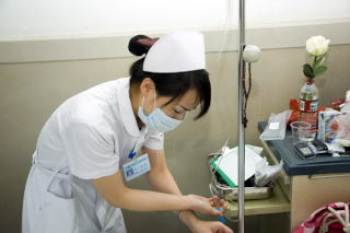 Zapracowana pielęgniarka