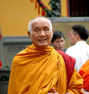 Mnich w pomarańczach