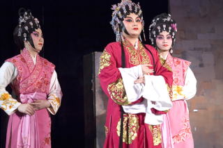 Księżna i służki