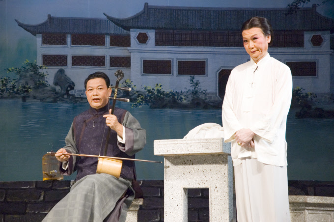 Muzyk operowy z erhu - zdjęcia z Chin