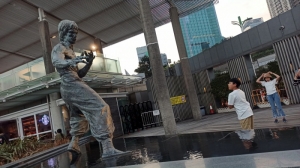 Pomnik Bruca Lee w Hong Kongu przeniesiony