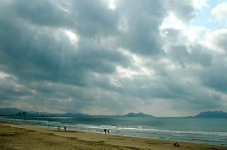 Plaża światłem malowana