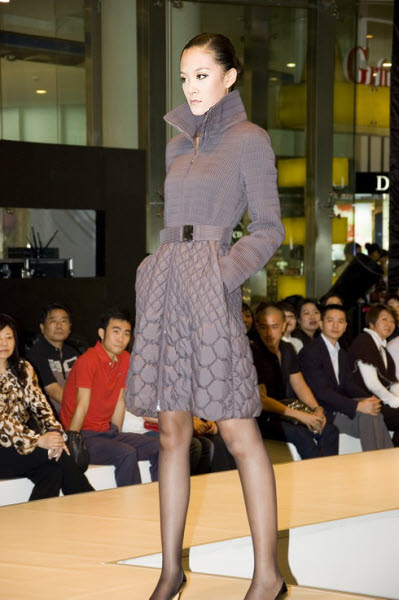 Elegancka modelka - zdjęcia z Chin