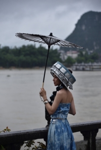 Modelka w stroju grupy etnicznej Zhuang