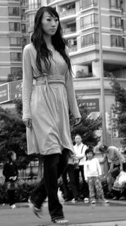 Modelka na prowizorycznym wybiegu