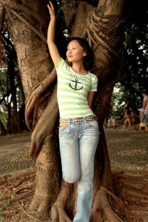 Modelka w cieniu drzewa