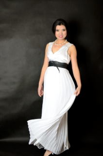 W białej sukni, z gracją