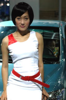 Z krótką fryzurką