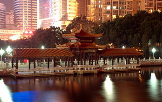 Pawilon w parku nocą