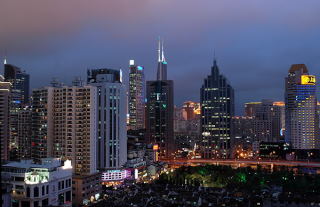 Błękitny Szanghaj nocą