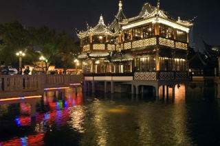 Domek na wodzie nocą - Szanghaj