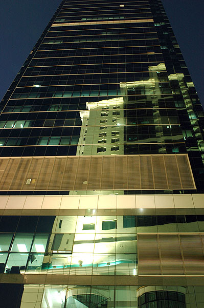 Architektoniczna refleksja nocna - zdjęcia z Chin
