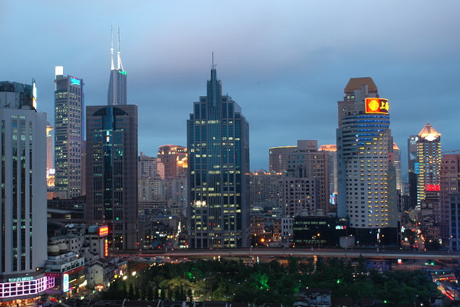 Szanghaj - budynki nocą - zdjęcia z Chin