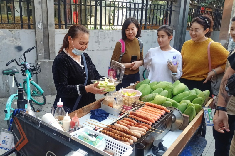 Chińskie przekąski - parówki i owoce - zdjęcia z Chin