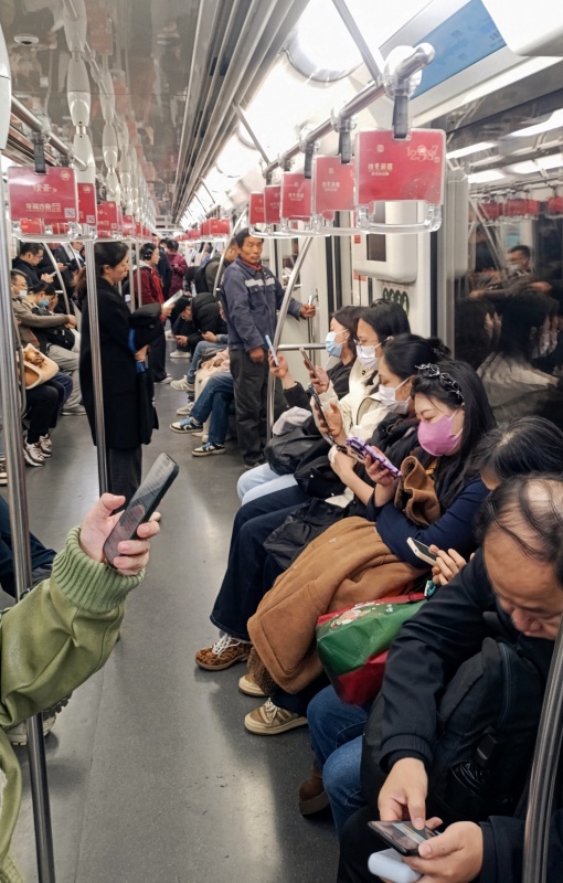 Metro w Szanghaju i smartfony  - zdjęcia z Chin