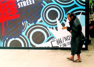 Człowiek ubrany w folię