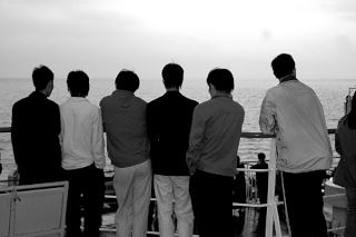 Mężczyźni na promie