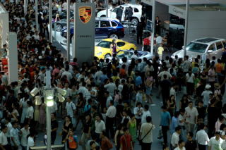 Tłumy na motoryzacyjnych