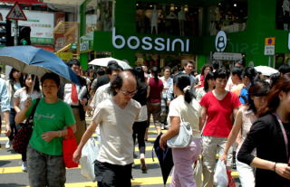 Przechodnie z Hong Kongu