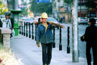 Robotnicy na budowie i na chodniku