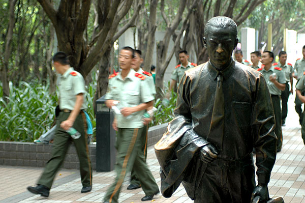 Cywil i armia - zdjęcia z Chin