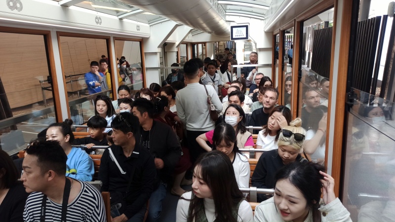 Peak Tram Hong Kong - wnętrze kolejki  - zdjęcia z Chin